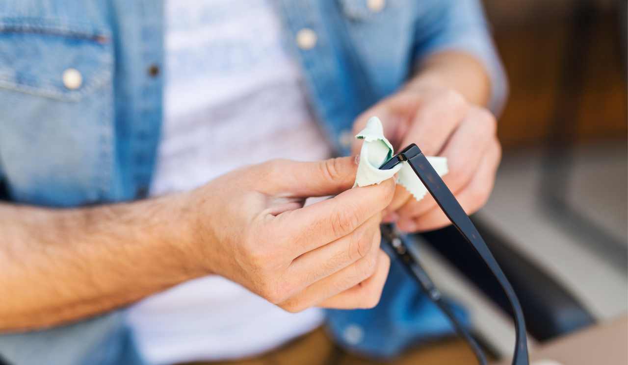 Du betrachtest gerade Die richtige Pflege Ihrer Brille: Tipps für Senioren